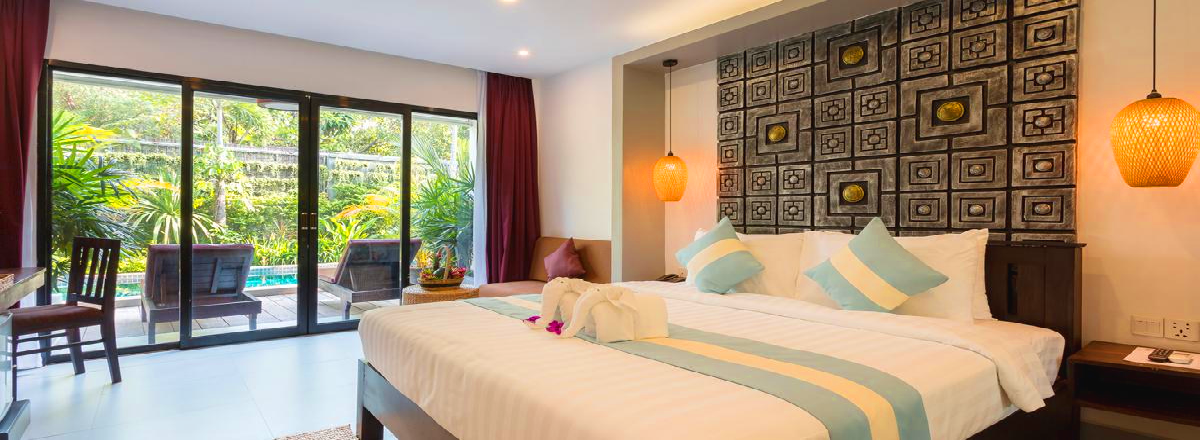 Deluxe King Room Pool Access